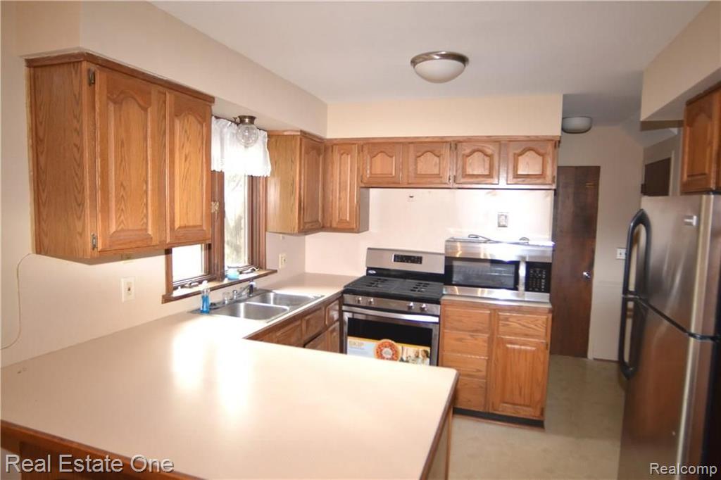35245 West 13 Mile Road Farmington Hills, MI 48331 - Photo 8 of 22