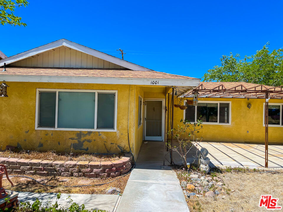 1001 South McCall Street Ridgecrest, CA 93555 - Photo 2 of 27 a front view of a house with a yard