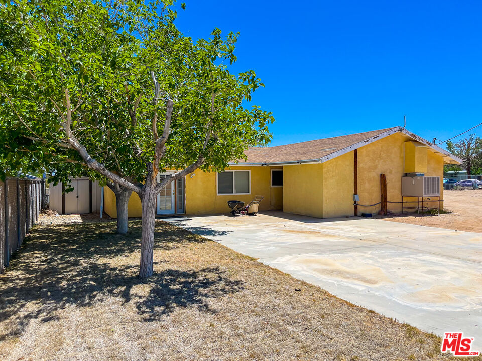 1001 South McCall Street Ridgecrest, CA 93555 - Photo 25 of 27 a front view of a house with a yard