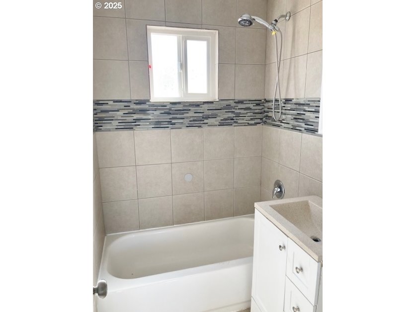 727 Southwest 28th Street Pendleton, OR 97801 - Photo 8 of 12 a bathroom with a bathtub and a sink