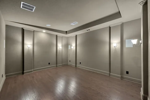 a view of a house with backyard and a garden