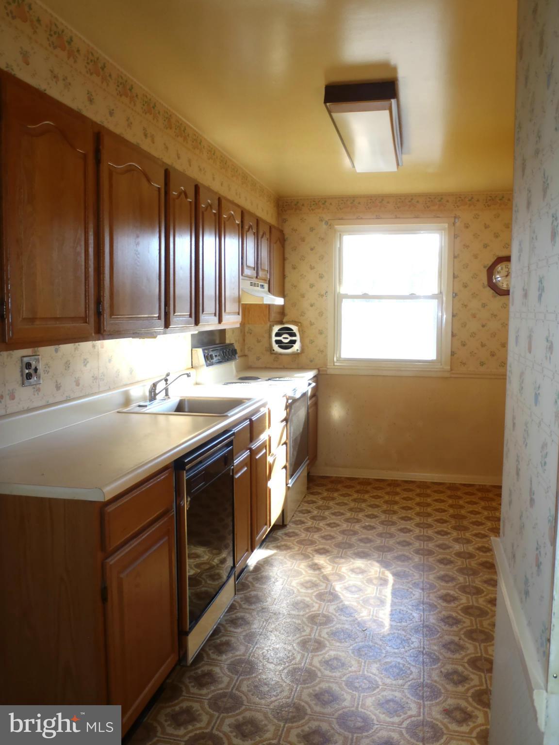 925 Grovehill Road Baltimore, MD 21227 - Photo 2 of 3 Kitchen