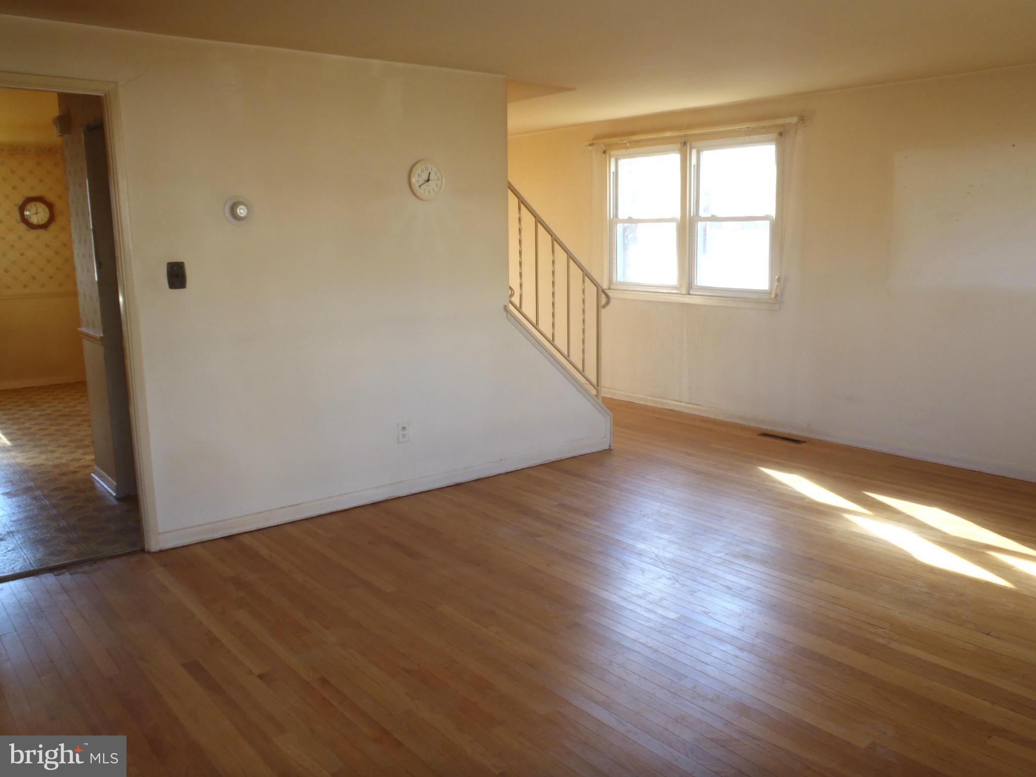 925 Grovehill Road Baltimore, MD 21227 - Photo 3 of 3 Living Room