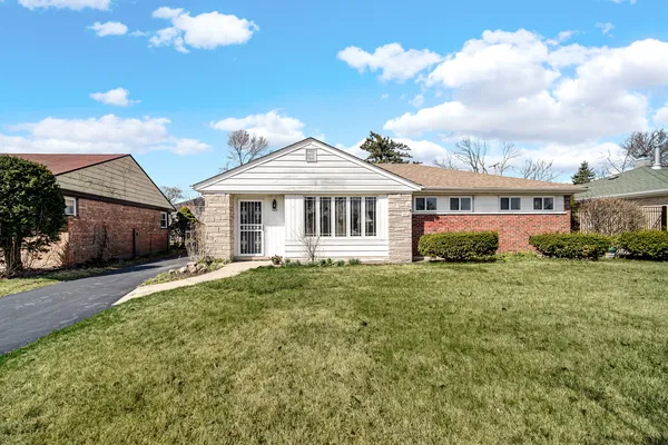 $435,000 | 942 West Villa Drive, Des Plaines, IL 60016