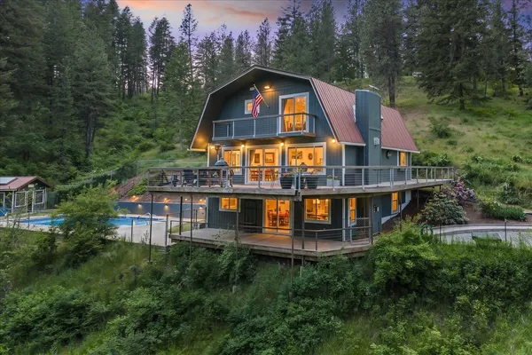 $689,000 | 19825 North Holcomb Road, Mead, WA 99021