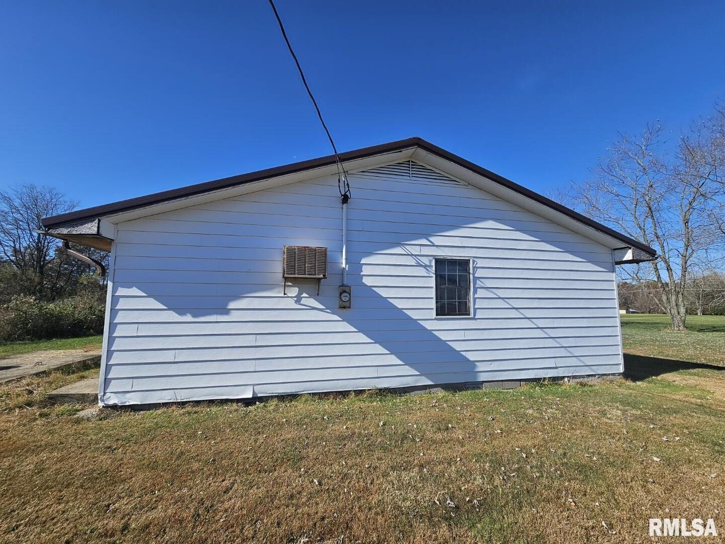 3830 Highway 147 Vienna, IL 62995 - Photo 22 of 23 a front view of a house with a yard