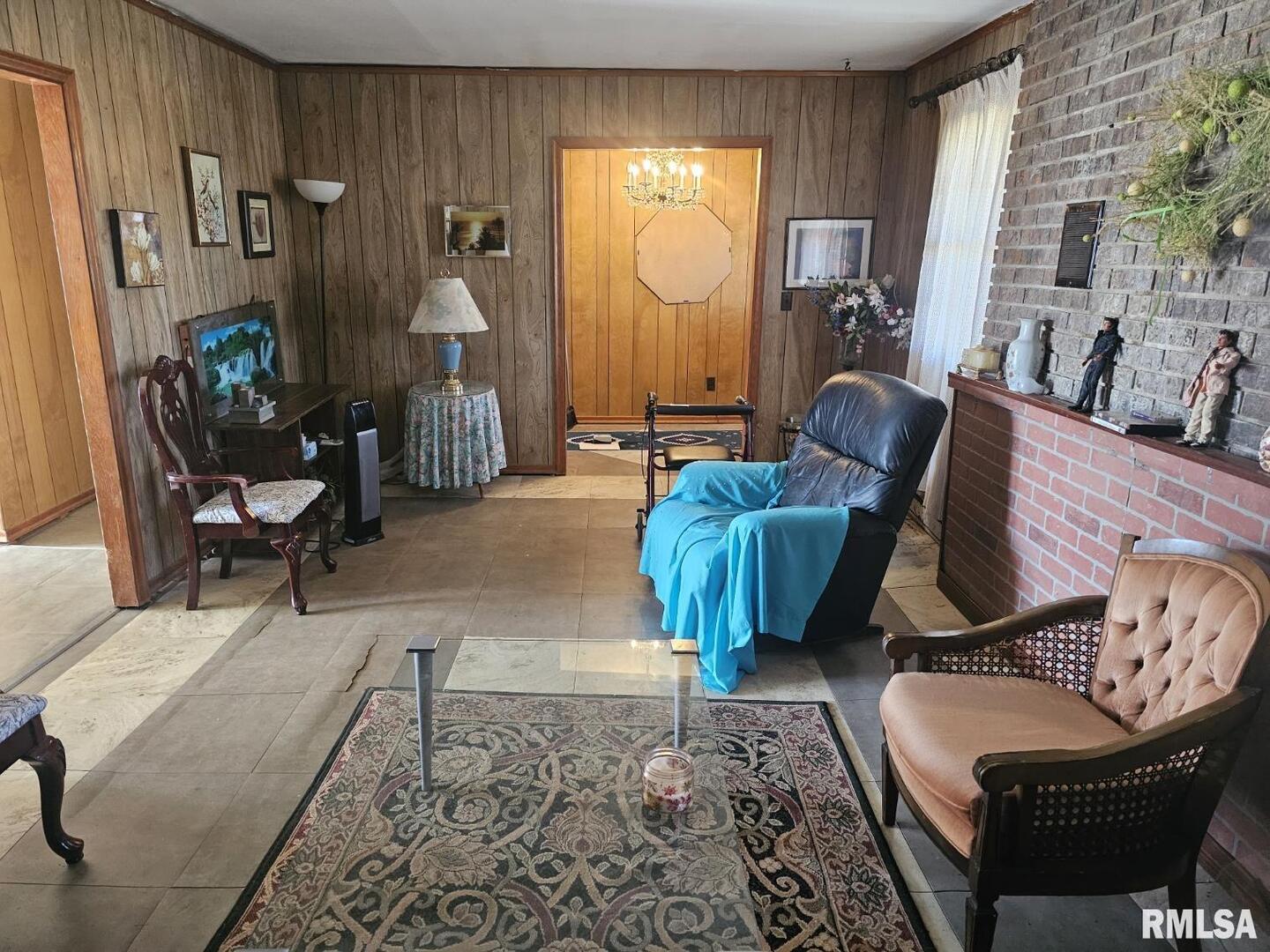 3830 Highway 147 Vienna, IL 62995 - Photo 3 of 23 a living room with furniture and a window