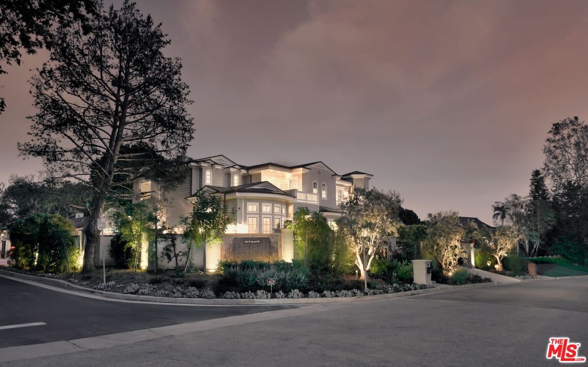 524 North Tigertail Road Los Angeles, CA 90049 - Photo 4 of 22 Gallery Image 4