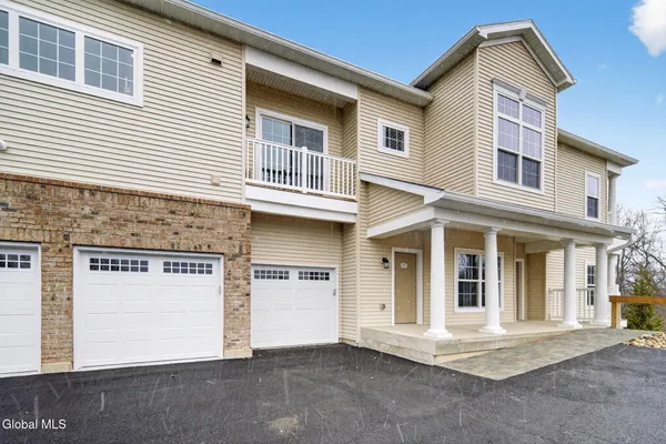 $455,000 | 607 Valley Pointe Drive, Niskayuna, NY 12309