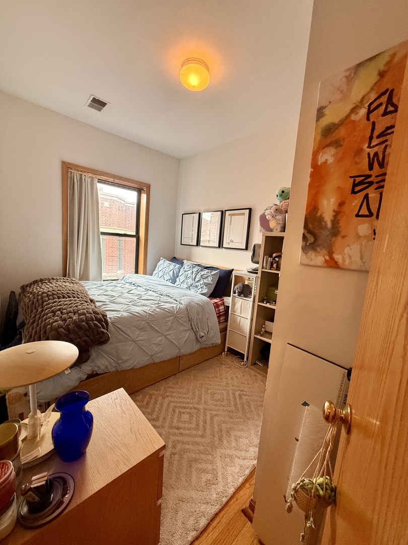 626 West Patterson Avenue, Unit 3W Chicago, IL 60613 - Photo 7 of 11 a bedroom with a bed and window