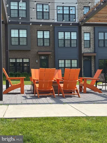a view of a house with backyard