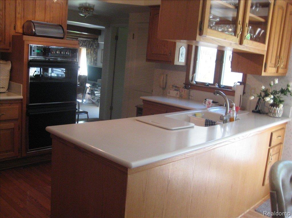 981 Brantford Road Rochester, MI 48306 - Photo 3 of 22 Corian Counters