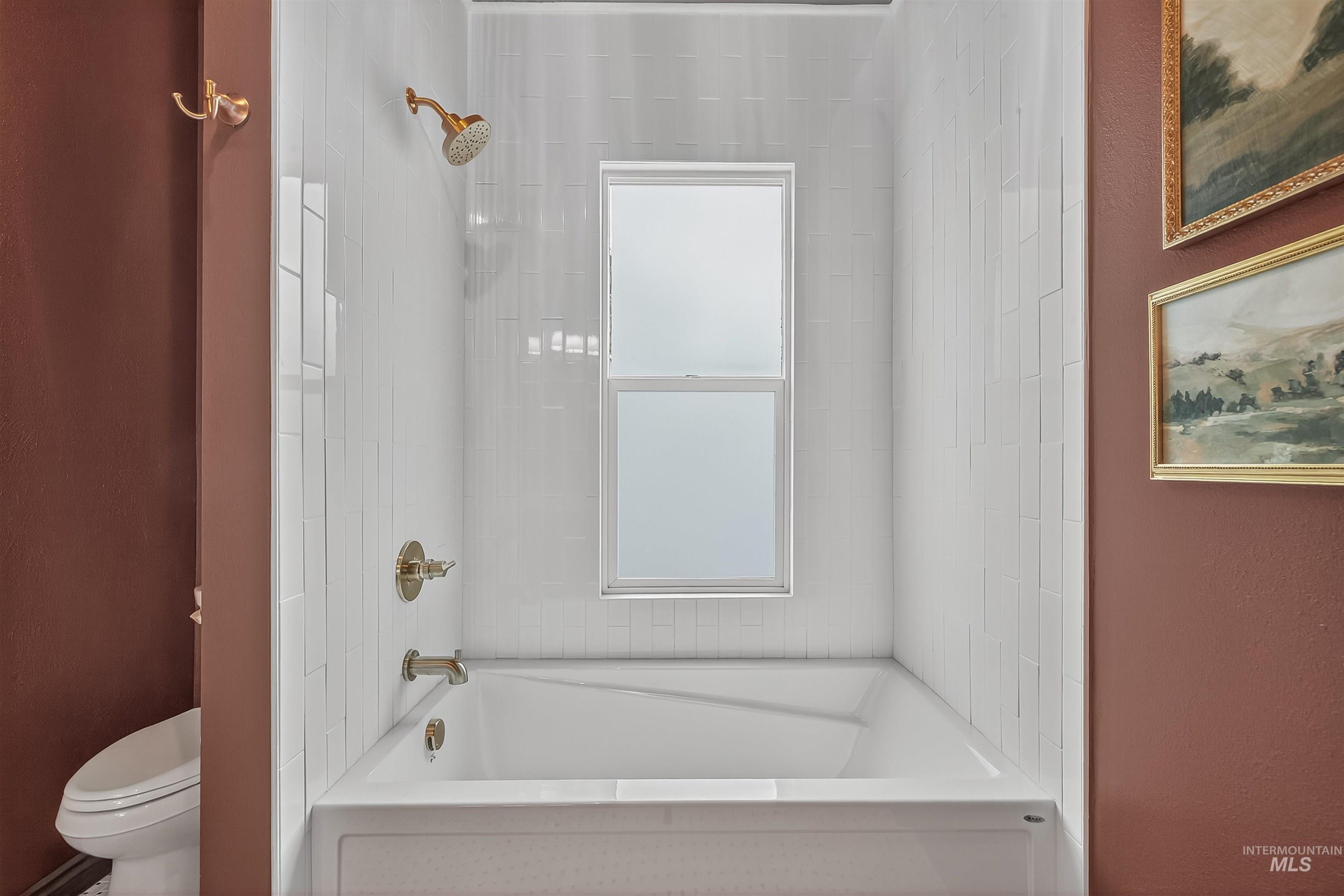 302 7th Avenue Lewiston, ID 83501 - Photo 17 of 50 Full bathroom with tub / shower combination and toilet