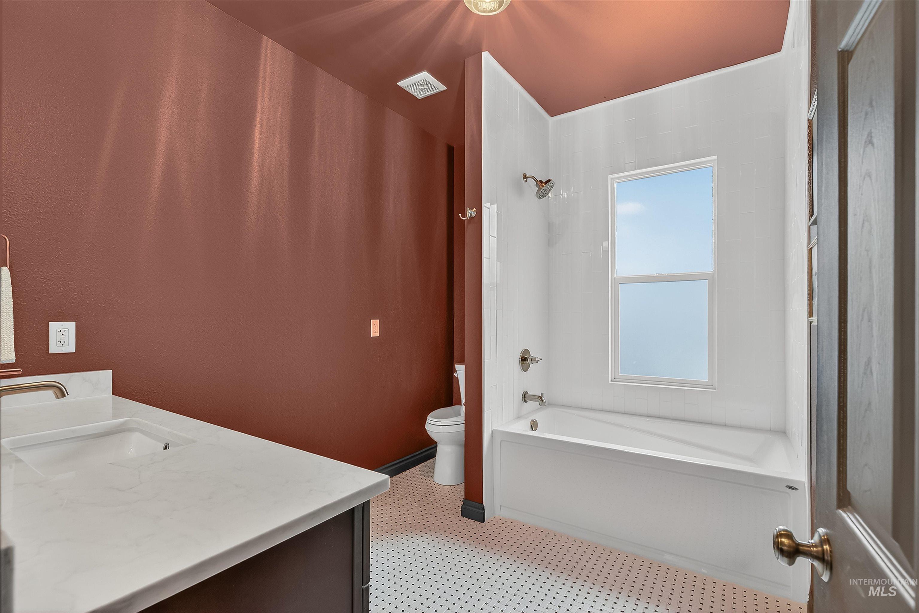 302 7th Avenue Lewiston, ID 83501 - Photo 18 of 50 Bathroom with vanity and shower / washtub combination