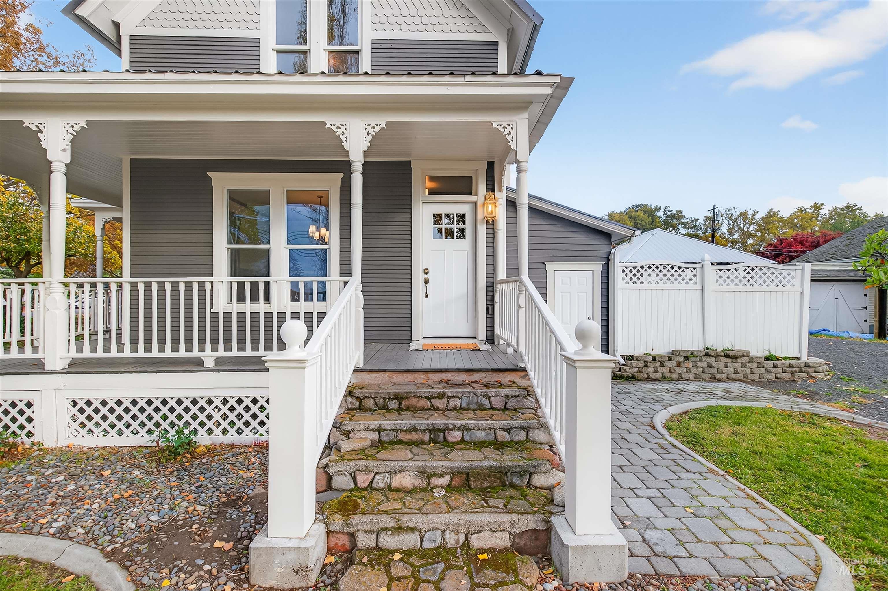302 7th Avenue Lewiston, ID 83501 - Photo 38 of 50 Doorway to property featuring a porch