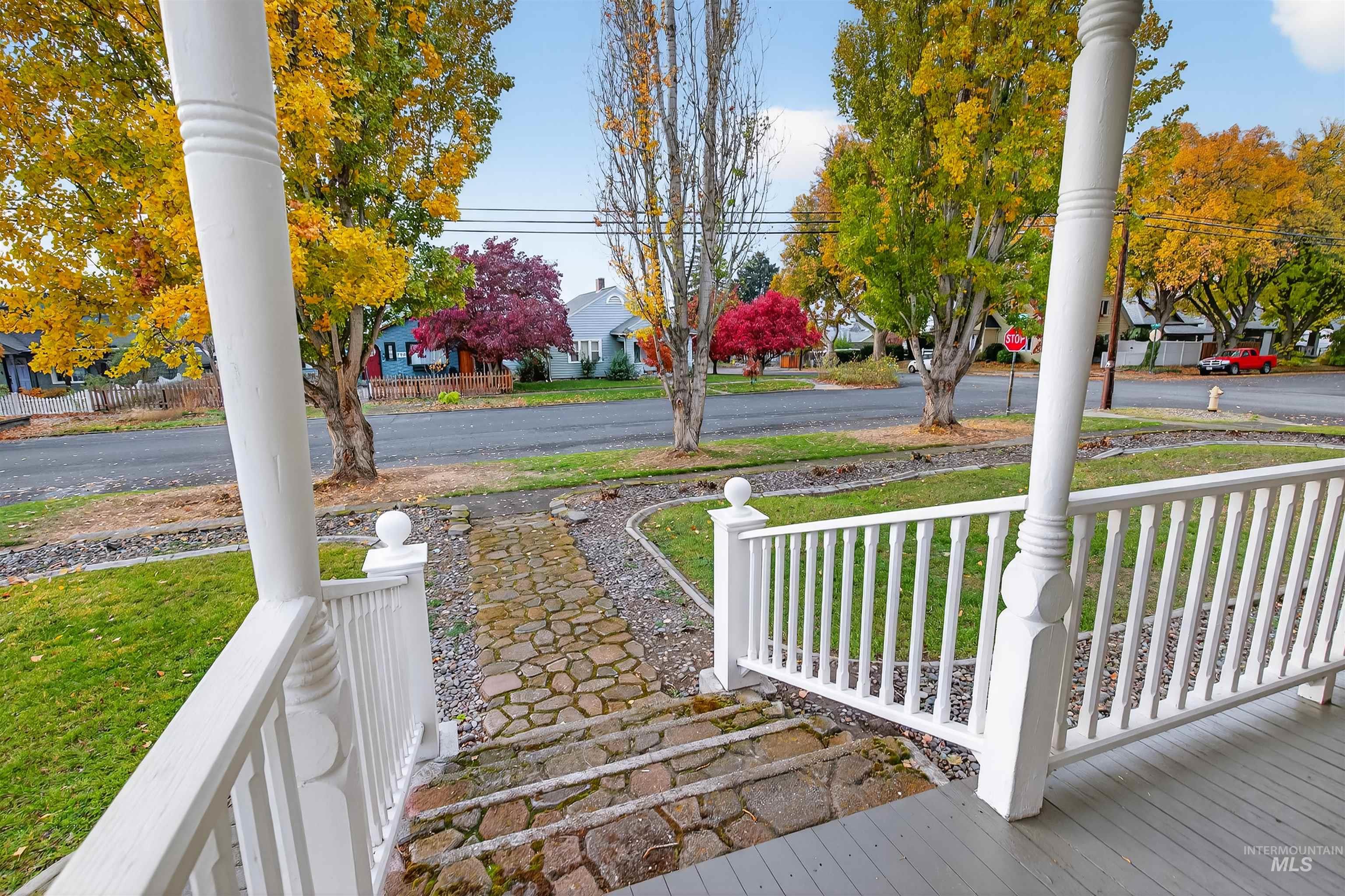 302 7th Avenue Lewiston, ID 83501 - Photo 39 of 50 Wooden porch featuring a residential view