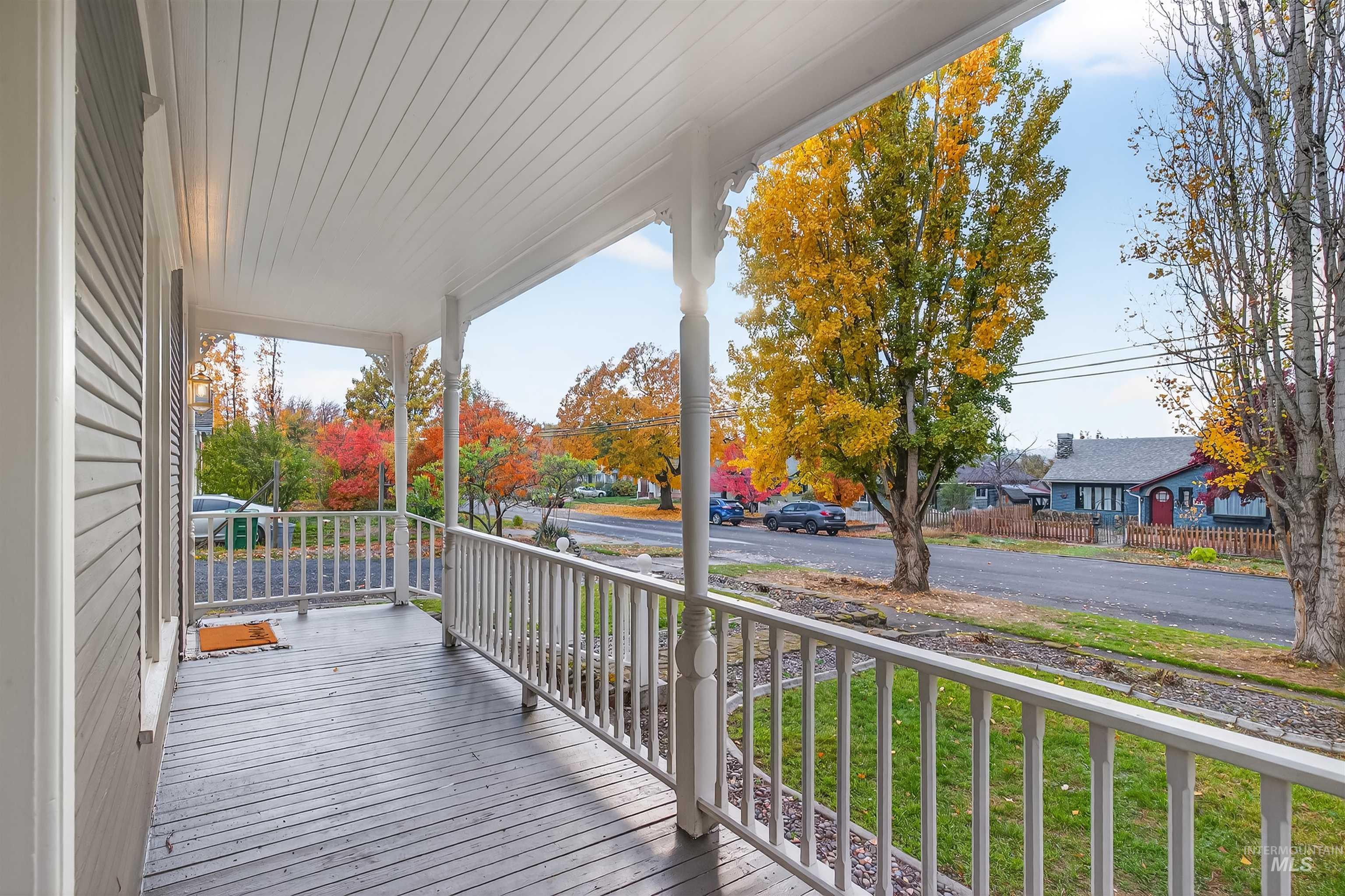 302 7th Avenue Lewiston, ID 83501 - Photo 40 of 50 Wooden porch with a residential view