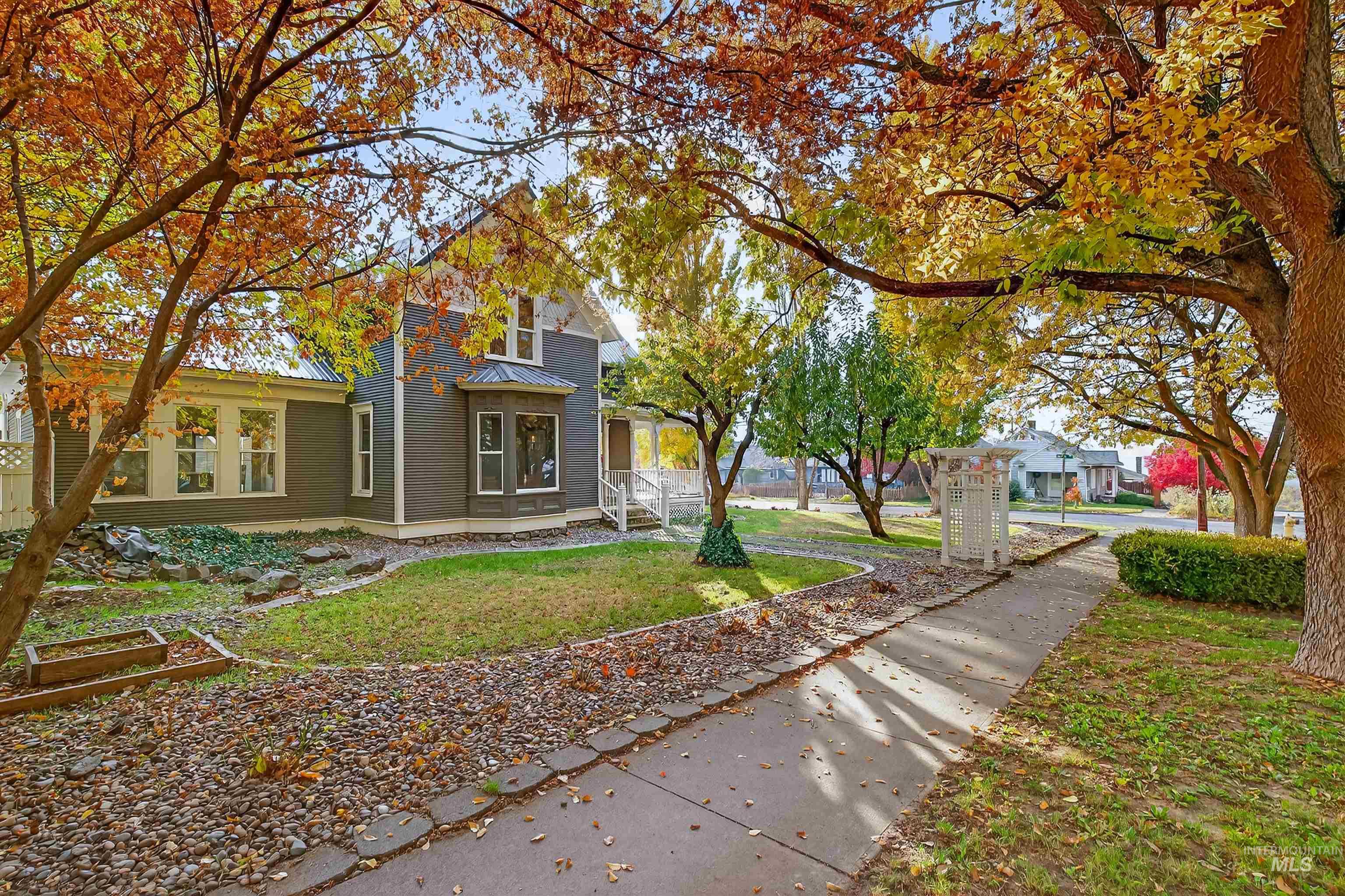 302 7th Avenue Lewiston, ID 83501 - Photo 44 of 50 View of front facade featuring a front lawn