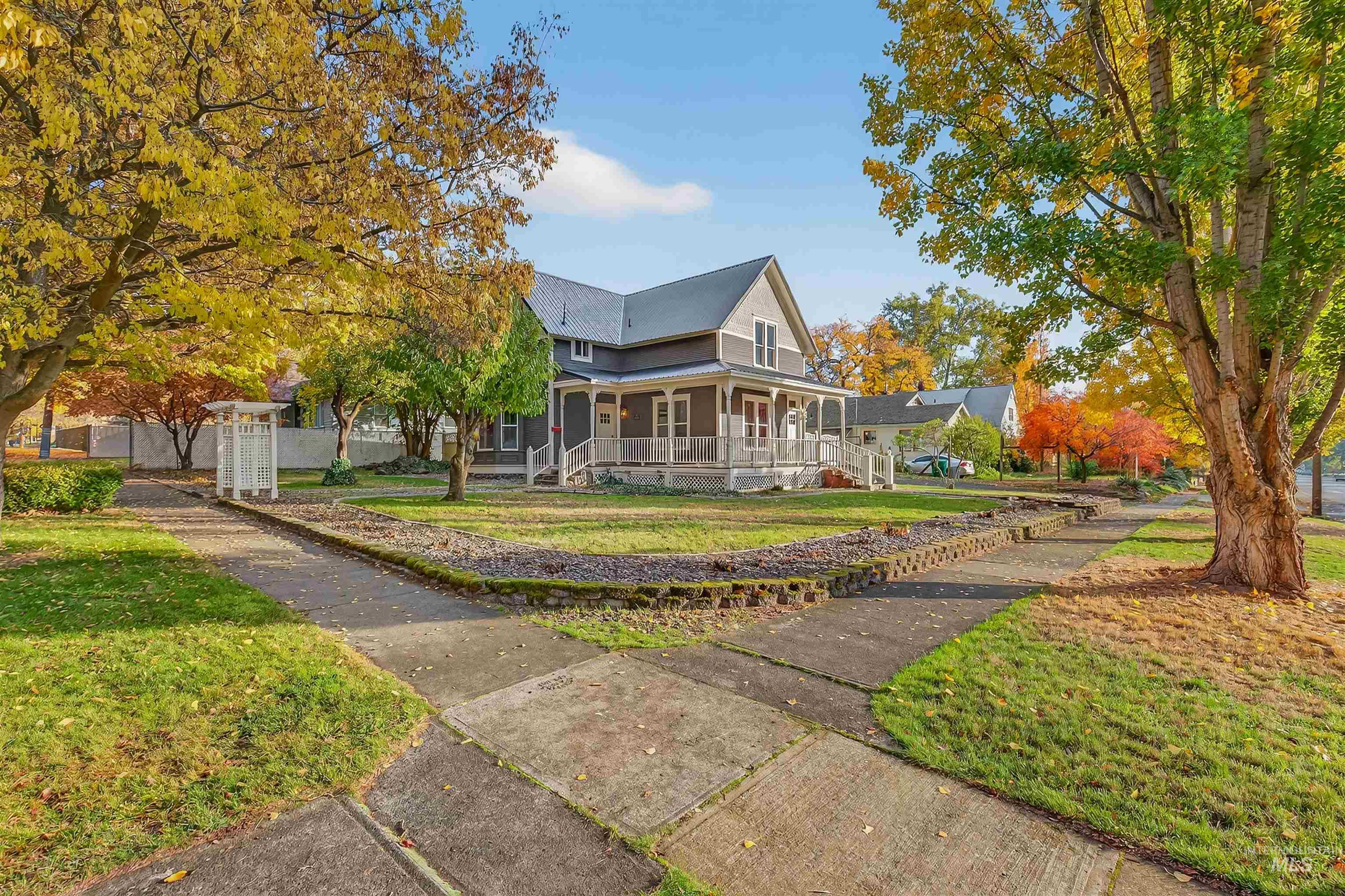 302 7th Avenue Lewiston, ID 83501 - Photo 49 of 50 View of front of house featuring covered porch and a front lawn