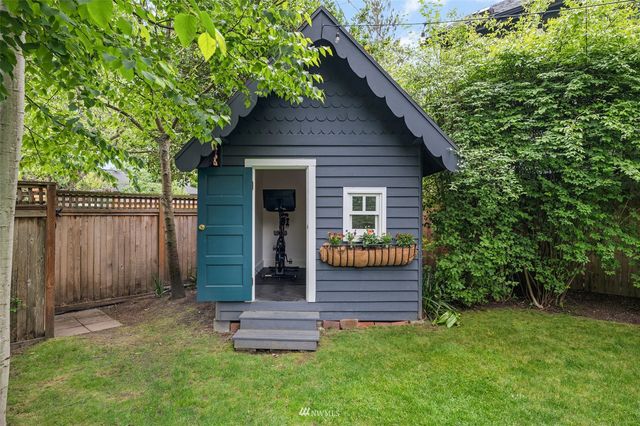 a view of a house with backyard porch and garden