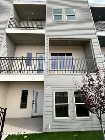 a view of entryway with a front door