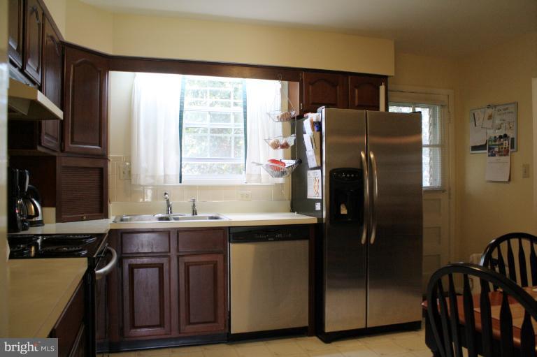 210 Margate Road Lutherville-Timonium, MD 21093 - Photo 6 of 19 Spacious eat-in kitchen