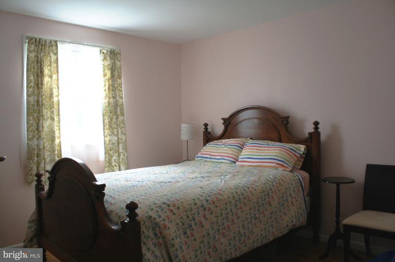 210 Margate Road Lutherville-Timonium, MD 21093 - Photo 7 of 19 Large bedroom