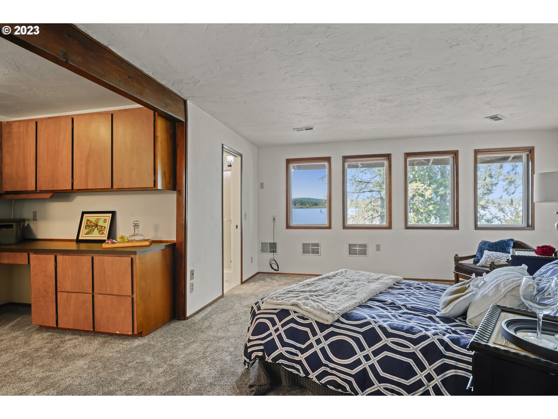 89136 Conrad Road Veneta, OR 97487 - Photo 22 of 43 Owner's Suite Bedroom