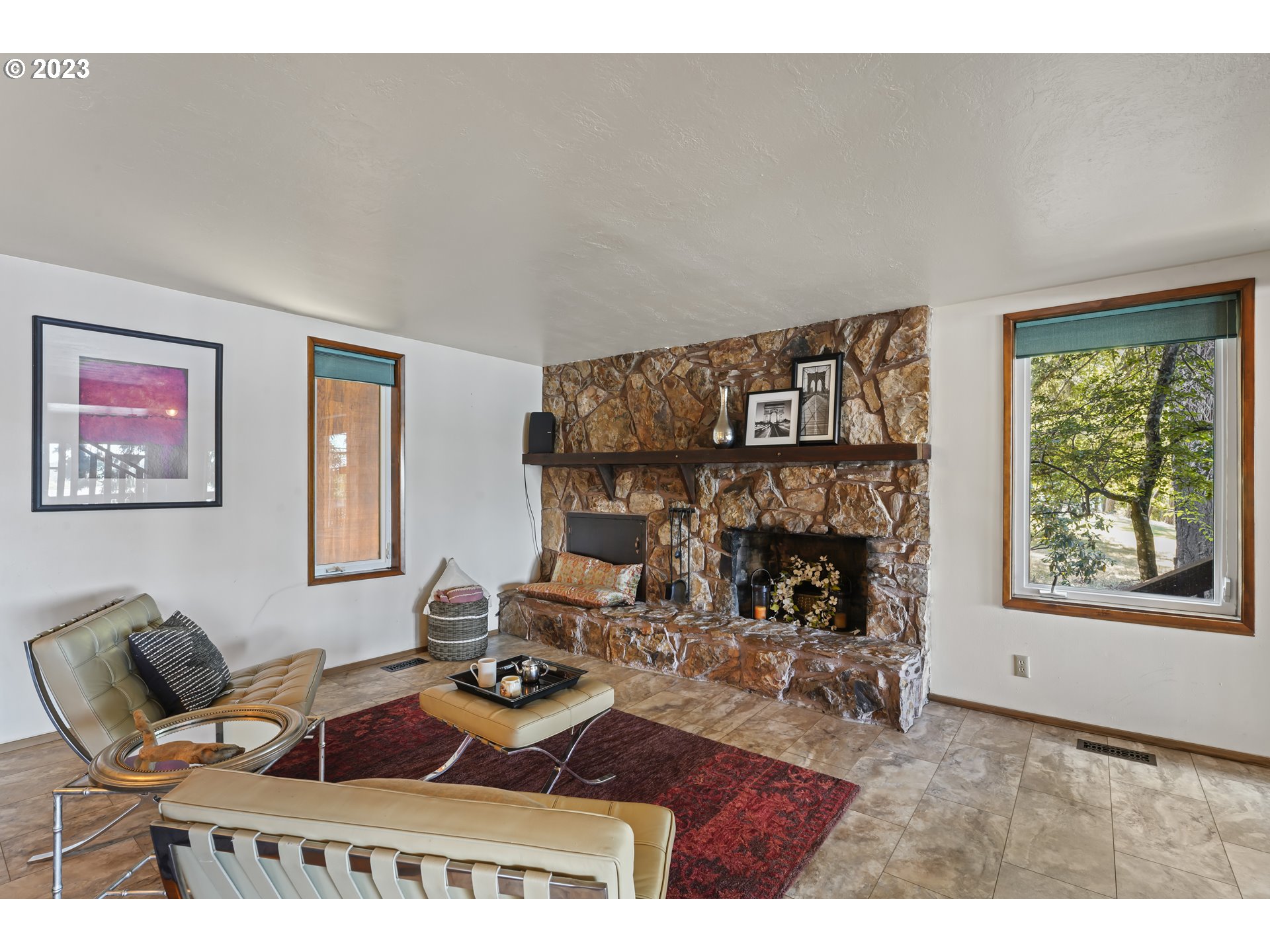 89136 Conrad Road Veneta, OR 97487 - Photo 5 of 43 Living Room