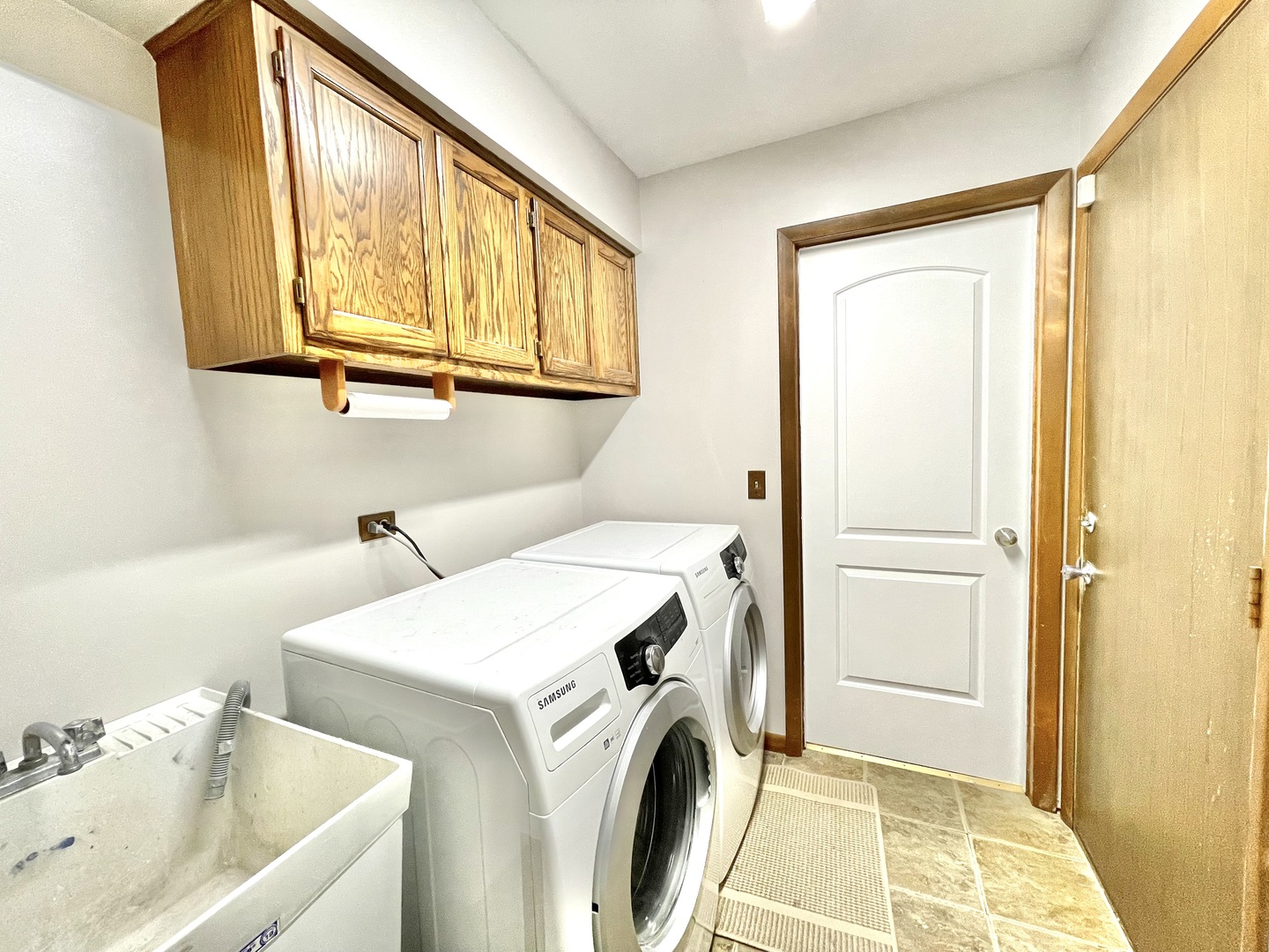 2250 Lakeside Drive Aurora, IL 60504 - Photo 12 of 26 a utility room with dryer and washer