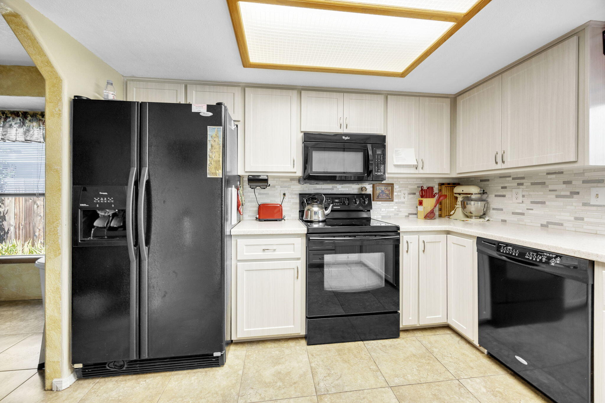2575 Roberts Road Medford, OR 97504 - Photo 8 of 21 Beautiful Kitchen - all appliances are updated