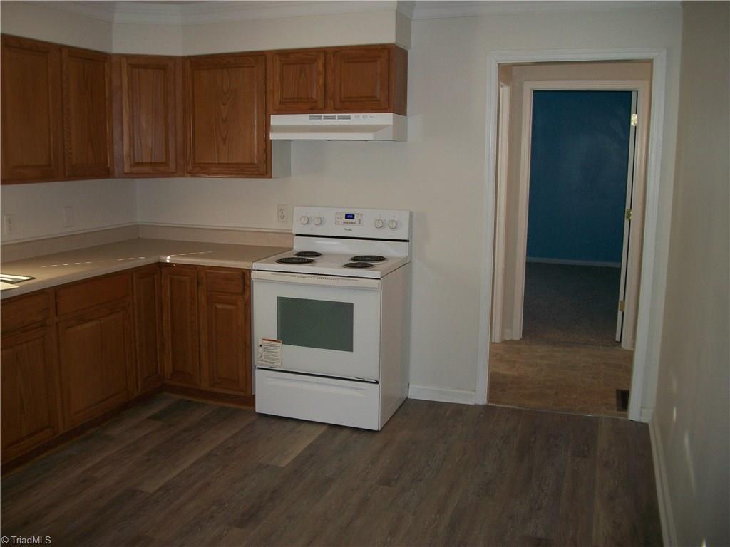 785 Light Road Thomasville, NC 27360 - Photo 7 of 21 KITCHEN/NEW LAMINATE FLOORING