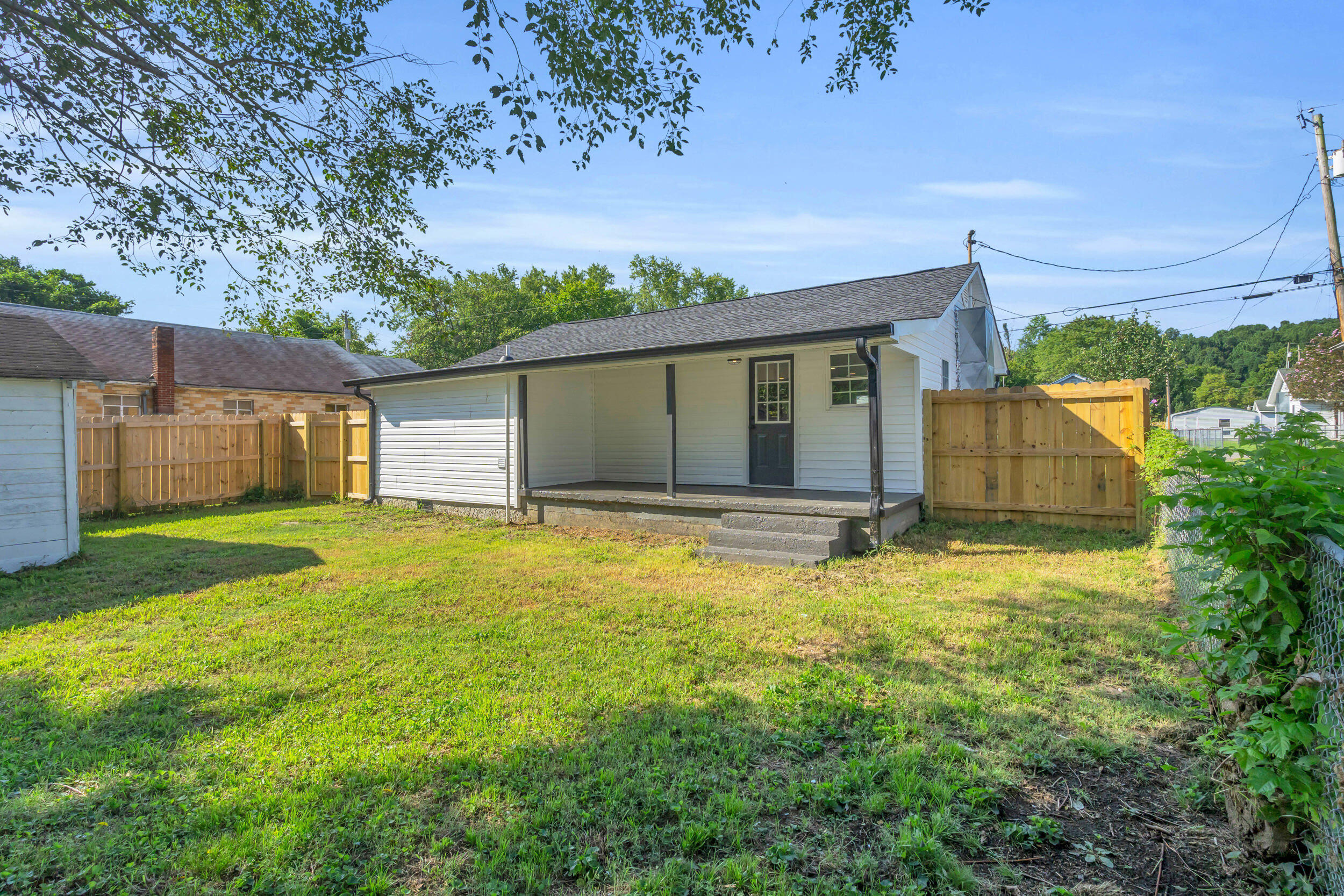 676 West Rhea Avenue Spring City, TN 37381 - Photo 2 of 28 676 w rhea ave-21