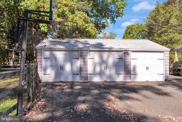 a view of back yard of the house