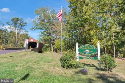 a sign that is sitting in the middle of a yard