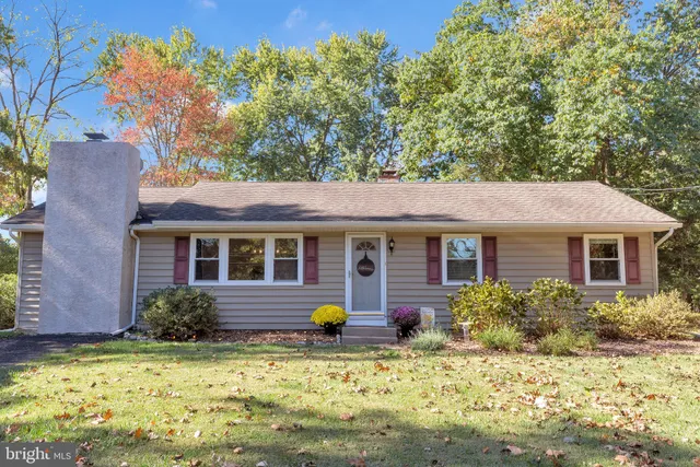 a black and white photo of a floor