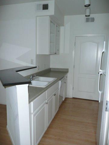 1701 East Colter Street, Unit 301 Phoenix, AZ 85016 - Photo 4 of 8 KITCHEN