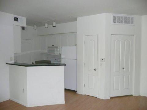 1701 East Colter Street, Unit 301 Phoenix, AZ 85016 - Photo 5 of 8 KITCHEN