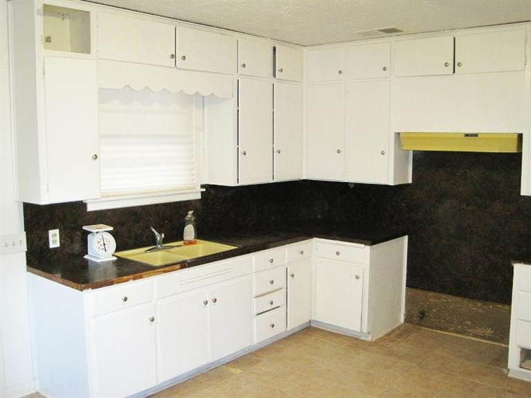 1003 16th Street Ralls, TX 79357 - Photo 4 of 9 a view of cabinets and window