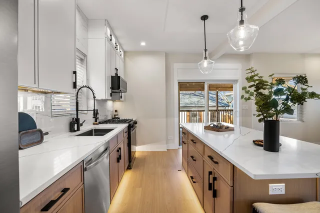 $949,900 | 5700 West Grace Street, Chicago, IL 60634