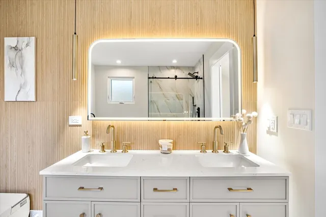 $949,900 | 5700 West Grace Street, Chicago, IL 60634