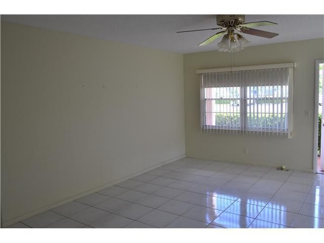 11 Mansfield B Boca Raton, FL 33434 - Photo 14 of 19 living2