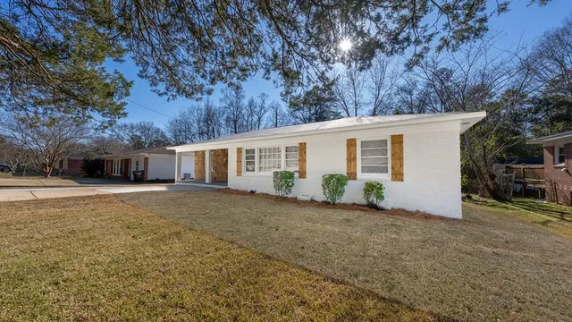 a view of a house with a yard