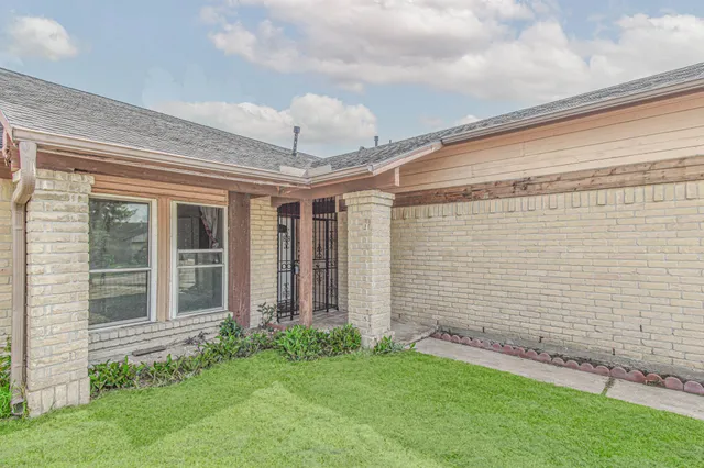 a view of a house with backyard and porch