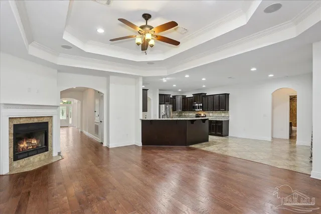 a view of a livingroom with a workspace
