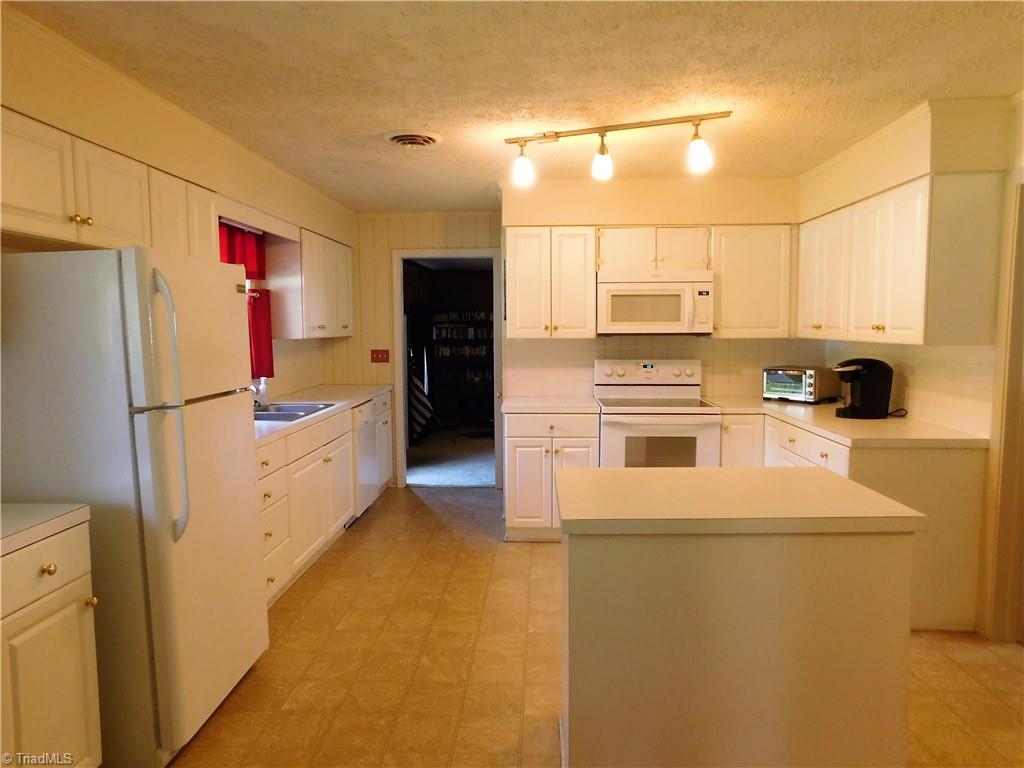 5984 Skylark Road Pfafftown, NC 27040 - Photo 5 of 22 Gallery Image 5