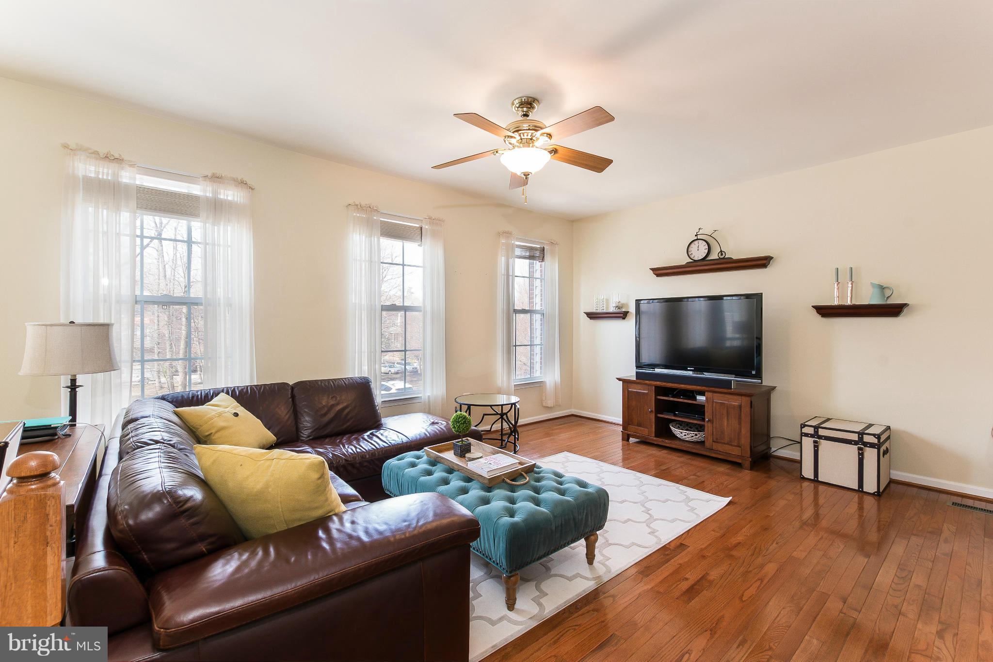 4163 Vernoy Hills Road Fairfax, VA 22033 - Photo 5 of 29 Living Room