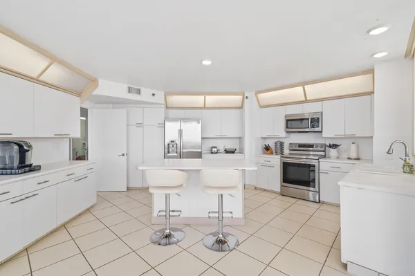 $6,000 | 20185 East Country Club Drive, Unit 901, Aventura, FL 33180