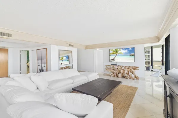 $6,000 | 20185 East Country Club Drive, Unit 901, Aventura, FL 33180