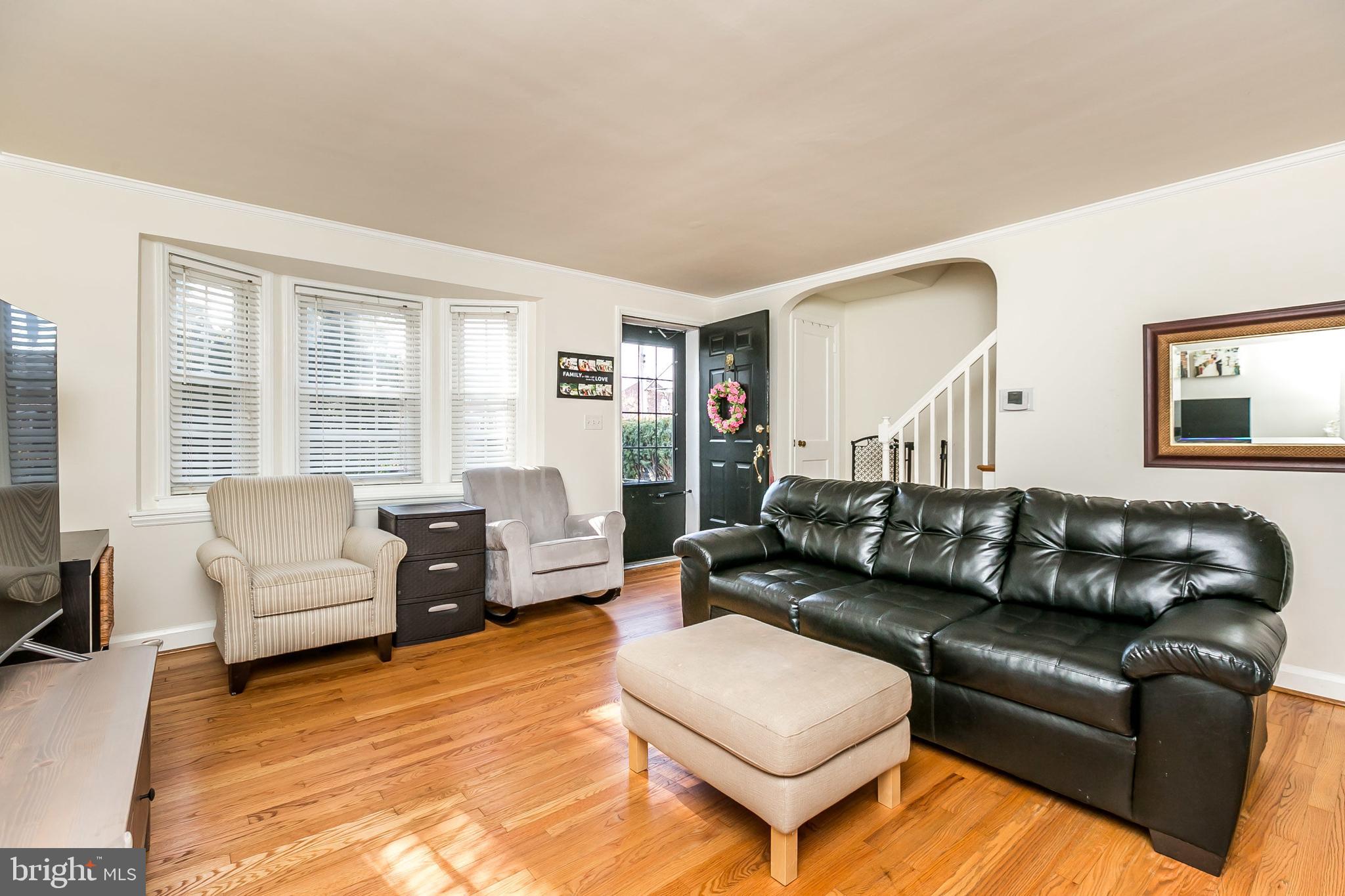 146 Dumbarton Road Baltimore, MD 21212 - Photo 3 of 32 Living room with bay window